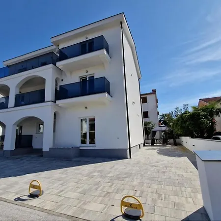 Guest house Amra In For Max 27 Persons Porec