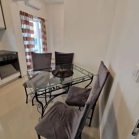 Amra In For Max 27 Persons Guest house