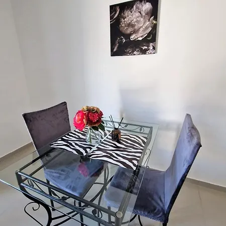 Amra In For Max 27 Persons Guest house *