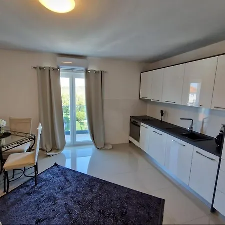 Amra In For Max 27 Persons Guest house Porec