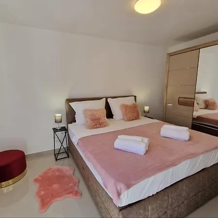 Amra In For Max 27 Persons Hotel Poreč
