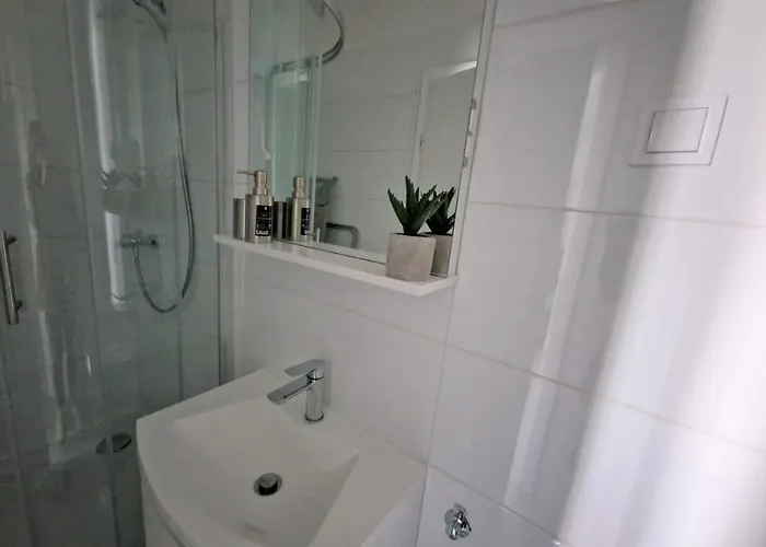 Hotel Amra In For Max 27 Persons 3*