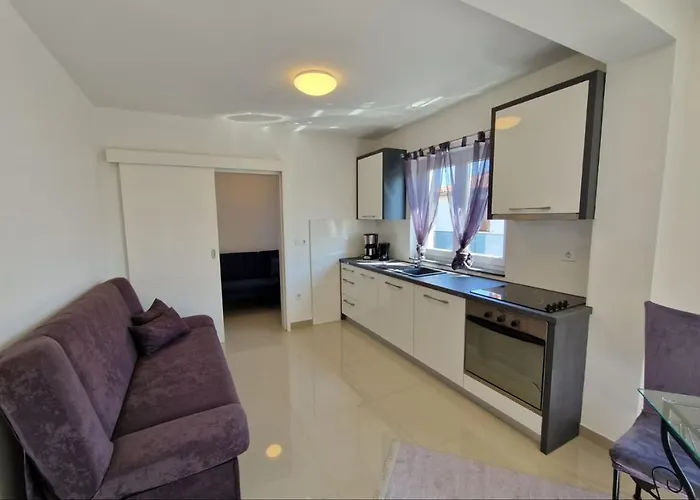 Amra In For Max 27 Persons Hotel