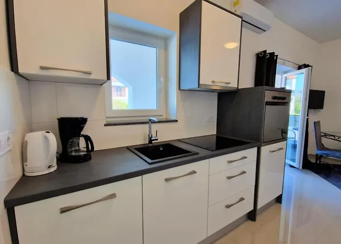 Hotel Amra In For Max 27 Persons 3*