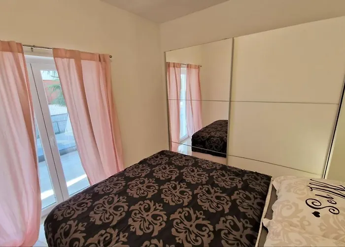 Hotel Amra In For Max 27 Persons 3*