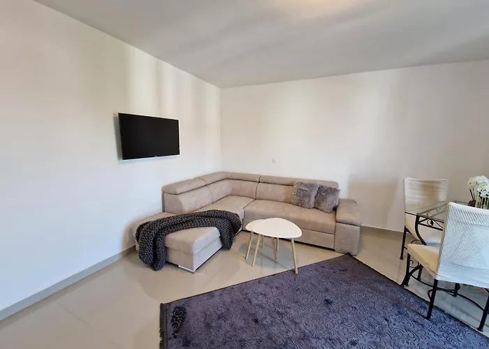 Hotel Amra In For Max 27 Persons 3*